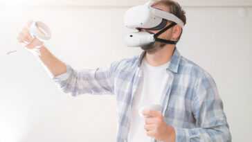 Cette muselière VR à 200 $ vous permet d'attacher un deuxième appareil volumineux à votre tête 20 This $200 VR muzzle lets you strap a second bulky device to your head
