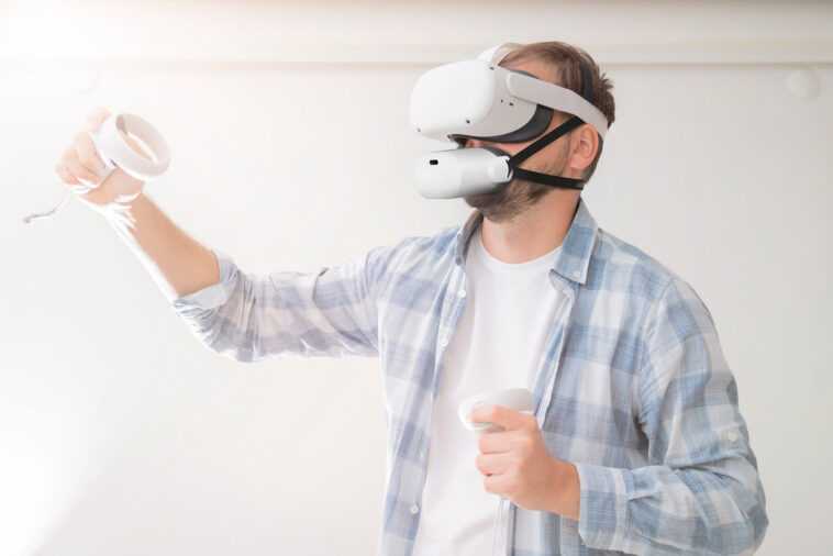Cette muselière VR à 200 $ vous permet d'attacher un deuxième appareil volumineux à votre tête 1 This $200 VR muzzle lets you strap a second bulky device to your head