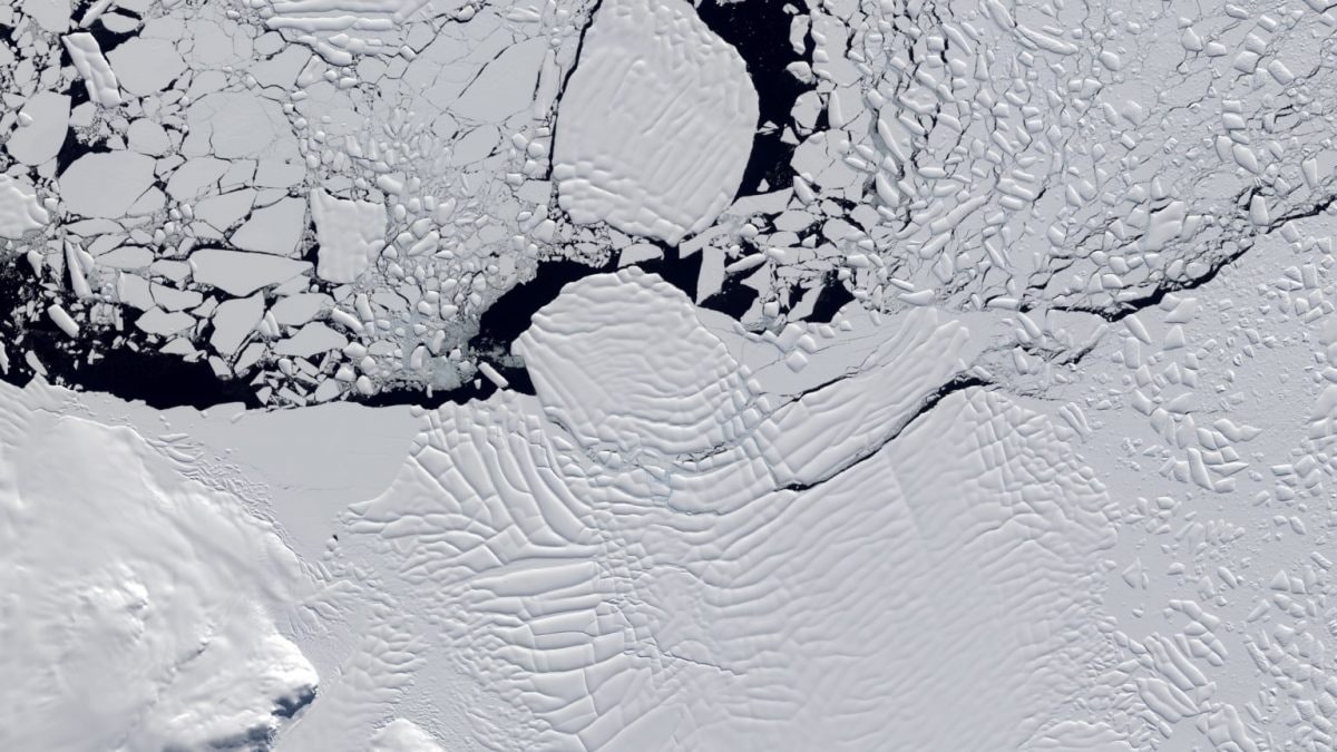 Le destin de l'Antarctique n'est pas inévitable : "La fonte des glaces peut encore être arrêtée" 2 Les images Landsat 9 montrent le front fracturé de la plate-forme de glace Crosson dans le secteur de la mer d'Amundsen en Antarctique occidental. Dans cette région, le rythme de retrait des glaces a ralenti dans cette région de 2003 à 2015. Crédit : NASA/USGS et Frazer Christie/Université de Cambridge