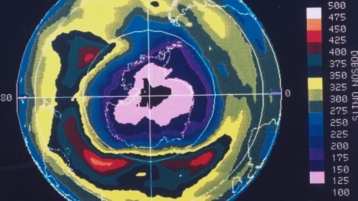 Le trou dans la couche d'ozone guérit lentement mais sûrement : "Il pourrait se refermer d'ici 2066" 2 Le trou dans la couche d'ozone au-dessus de l'Antarctique en 1987 / Crédit : Programme des Nations Unies pour l'environnement