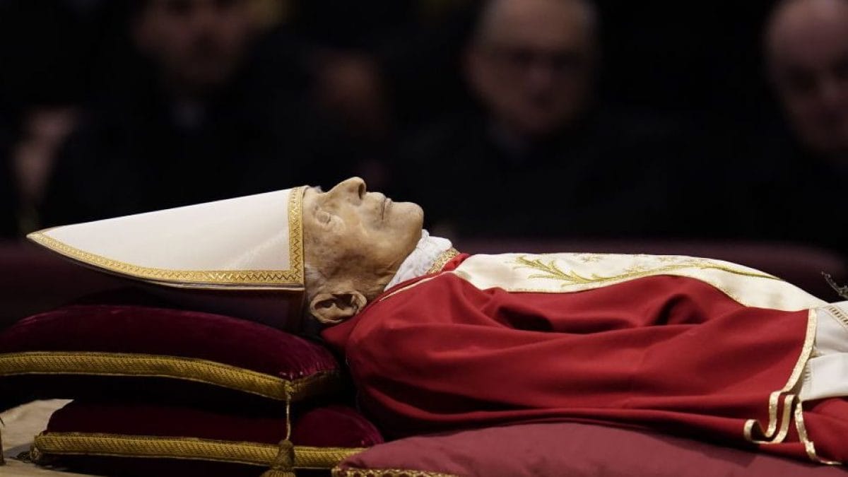 Qu'est-ce que la thanatopraxie, la technique utilisée pour embaumer le pape Benoît XVI et Pelé 2 Quest ce que la thanatopraxie la technique utilisee pour embaumer le
