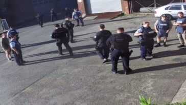 Siri a déclenché une fausse alerte au gymnase et a fait apparaître 15 policiers armés 16 Siri a déclenché une fausse alerte au gymnase et a fait apparaître 15 policiers armés