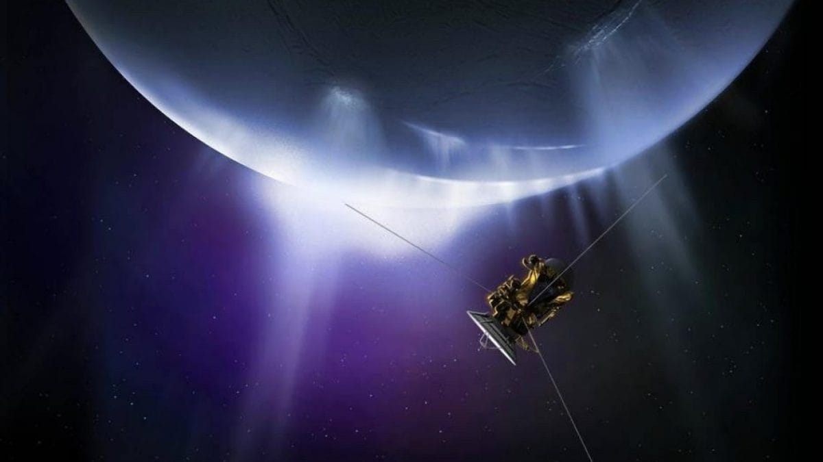 Une vie extraterrestre sur Encelade détectable même sans atterrissage, selon une étude 2 Illustration de la sonde Cassini autour d'Encelade. Crédit : NASA/JPL–Caltech