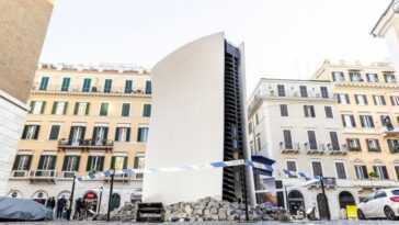 Parce qu'une PlayStation géante a fait son apparition à Rome