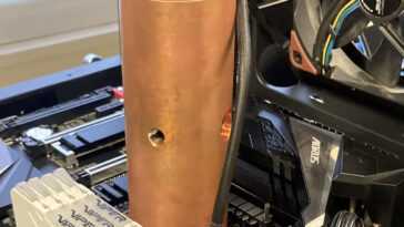 Ce cylindre en cuivre de 8 livres peut refroidir assez efficacement un processeur Intel Core i9 14 This 8-pound copper cylinder can cool an Intel Core i9 CPU pretty effectively