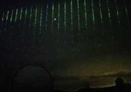 Quelles sont les étranges lignes de lumière repérées dans le ciel nocturne d'Hawaï