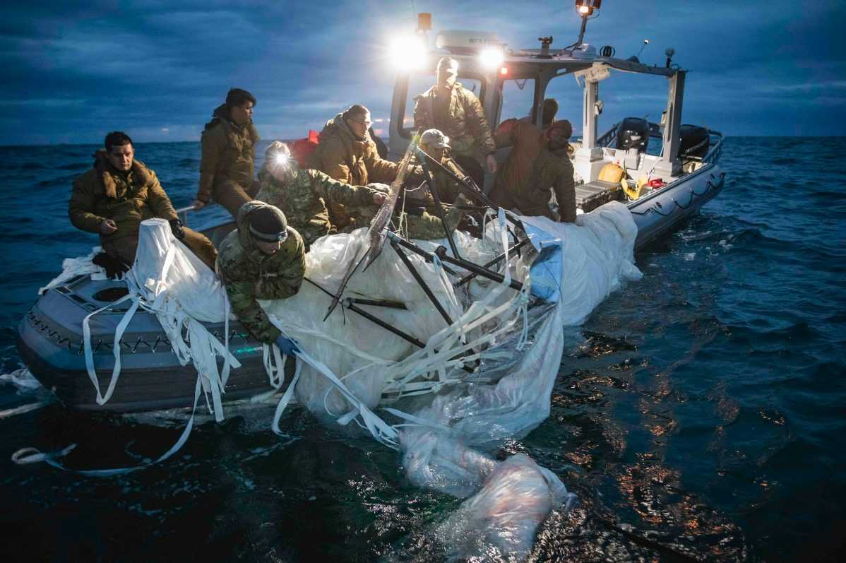 Pourquoi les États-Unis récupèrent les derniers vestiges du ballon espion chinois de la mer