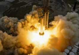 La navette spatiale d'Elon Musk qui emmènera l'homme sur la lune et sur Mars a démarré ses moteurs