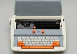 Ghostwriter est un compagnon d'écriture créative IA vivant dans une machine à écrire 47 Ghostwriter is an AI creative writing companion living in a typewriter