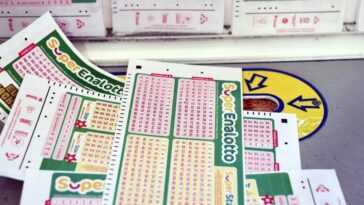 Pourquoi selon les mathématiques il vaut toujours mieux ne pas jouer au SuperEnalotto (malgré les gains)
