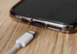 Warum du dein Smartphone nie über Nacht laden solltest