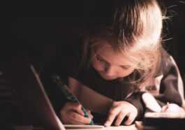 Un enfant sur 5 a des difficultés à écrire en cursive à cause des smartphones et tablettes (mais pas que) 72 Un enfant sur 5 a des difficultés à écrire en cursive à cause des smartphones et tablettes (mais pas que)