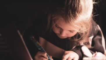 Un enfant sur 5 a des difficultés à écrire en cursive à cause des smartphones et tablettes (mais pas que) 17 Un enfant sur 5 a des difficultés à écrire en cursive à cause des smartphones et tablettes (mais pas que)