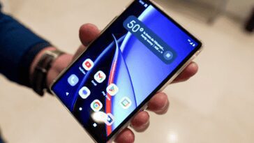 Moto Rizr repéré ! Non, ce n'est pas une faute de frappe, c'est un téléphone enroulable 28 Moto Rizr Repéré ! Non, Ce N'est Pas Une Faute