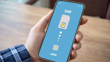 Comment utiliser une eSIM avec son nouveau smartphone 20 Male,hand,holding,phone,with,sim,card,replacement,on,esim