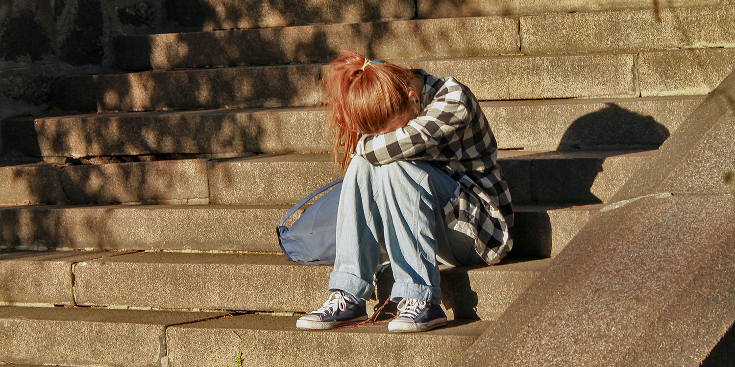 La santé mentale des adolescentes a un lien prouvé avec l'utilisation des médias sociaux 2 Santé mentale des adolescentes | Fille triste sur les marches