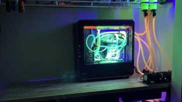 Jetez un œil à ce PC refroidi par liquide avec 69 blocs d'eau et 100 pieds de tube 3 Take a look at this liquid-cooled PC with 69 water blocks and 100 feet of tubing