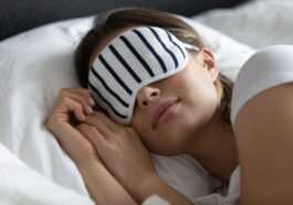 Dormir avec un masque pour les yeux améliore la mémoire et d'autres fonctions cognitives