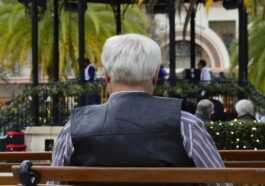 Les cheveux blancs d'un homme redeviennent sombres : ce n'est pas un miracle, mais le signe rare du mélanome