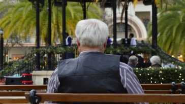 Les cheveux blancs d'un homme redeviennent sombres : ce n'est pas un miracle, mais le signe rare du mélanome