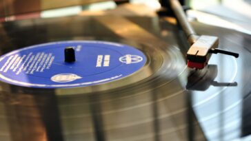 Le vinyle dépasse les ventes de CD pour la première fois en 35 ans avec 41 millions de disques vendus en 2022 23 Vinyl outsells CD for the first time in 35 years with 41 million records sold in 2022