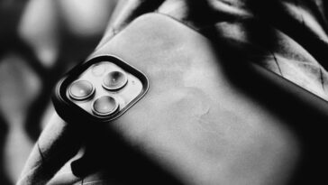 Almost everyone wins in the business of selling used smartphones
