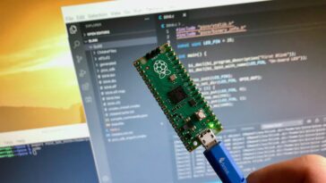 Deux puces Raspberry Pi alimentent cette clé de console de jeu HDMI 11 Dual Raspberry Pi chips power this HDMI gaming console stick
