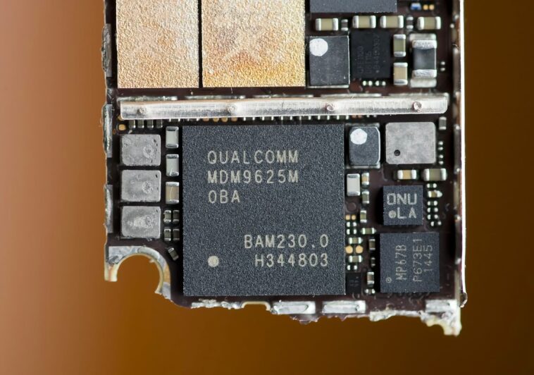 En l'absence de voie facile pour remplacer les revenus d'Apple, Qualcomm peut-il à nouveau croître ? 1 With no easy path to replacing Apple revenue, can Qualcomm ever grow again?