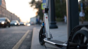 Les Parisiens votent pour interdire la location de scooters électriques par glissement de terrain 25 Paris residents vote to ban e-scooter rentals by landslide
