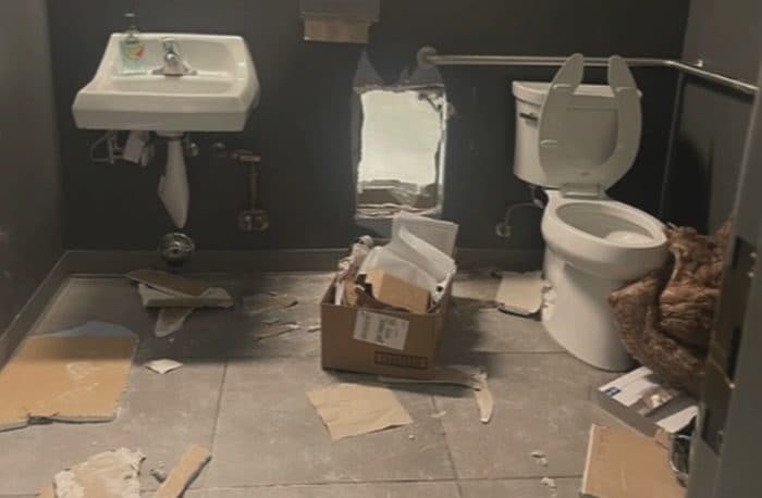 Un gang de voleurs a cambriolé un Apple Store en creusant un tunnel depuis la salle de bain, le butin est considérable 1 Un gang de voleurs a cambriolé un Apple Store en creusant un tunnel depuis la salle de bain, le butin est considérable