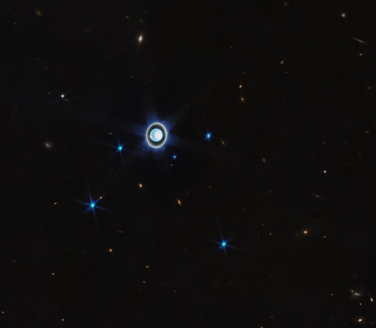 La géante de glace Uranus brille de mille feux dans l'instantané du télescope Webb 1 Ice giant Uranus glows bright in Webb Telescope snapshot