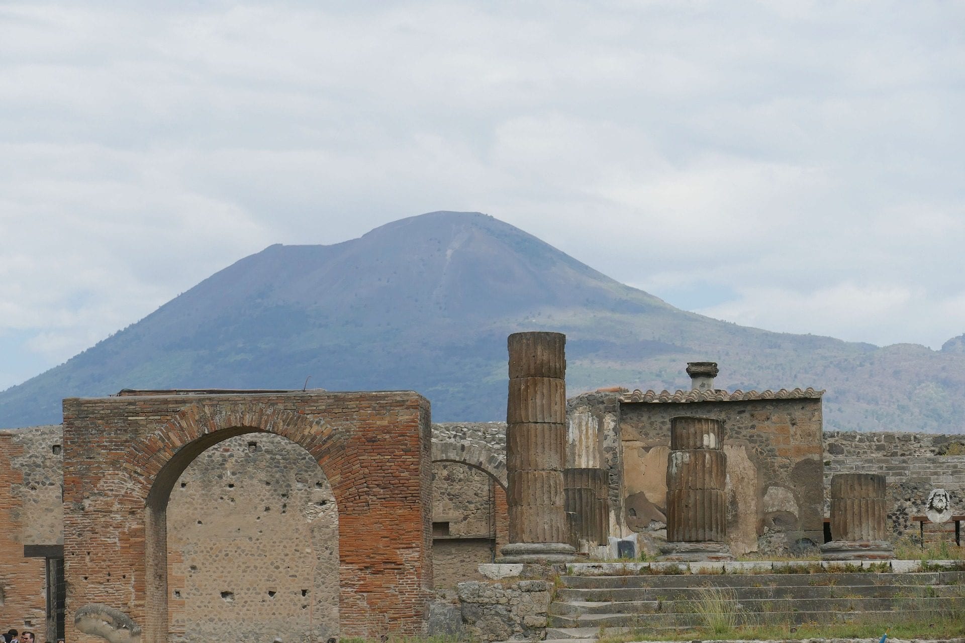 Pourquoi les Champs Phlégréens n'ont rien à voir avec le Vésuve : différences et risque d'éruption 5 Il Vesuvio visto da Pompei