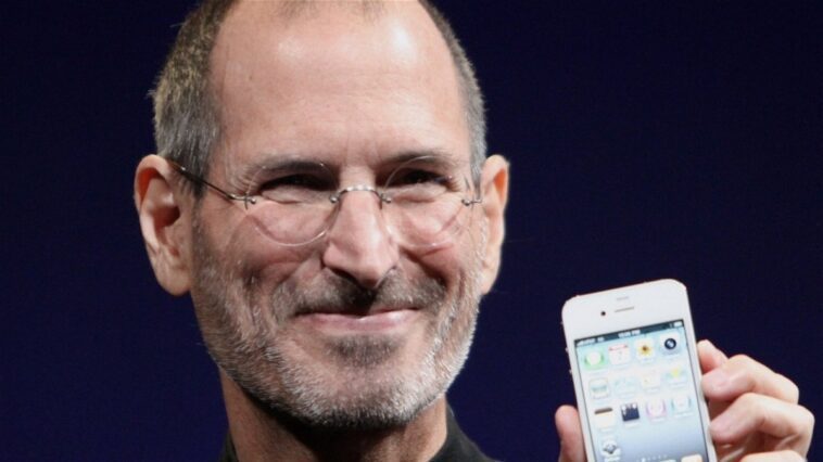 Steve Jobs, l'un des pionniers de l'informatique moderne, se livre comme jamais : "J'ai fait cette erreur plus que quiconque et j'ai les cicatrices pour le prouver" 1 Steve Jobs a marché d'une manière très étrange et c'est la raison curieuse