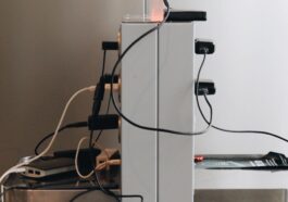 Pourquoi le FBI dit que vous devriez éviter les chargeurs de téléphones publics dans les aéroports et les centres commerciaux