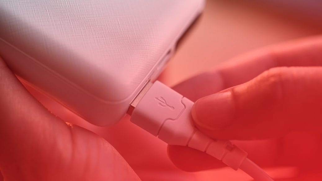 Pourquoi vaut-il mieux ne pas recharger son smartphone dans les colonnes publiques, qu'est-ce que le "juice jacking"