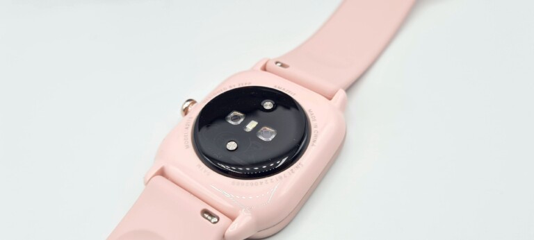 Amazfit GTS 4 vs GTS 4 Mini : le petit dure plus longtemps, le grand est plus élégant 5 Il faut dire que le plastique domine la GTS 4 Mini. (Photo: Sven Wernicke)