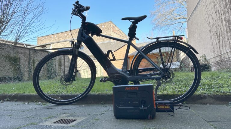 Fonctionne également directement : la centrale solaire mobile charge la batterie du vélo électrique.  (Photo : Charles A)