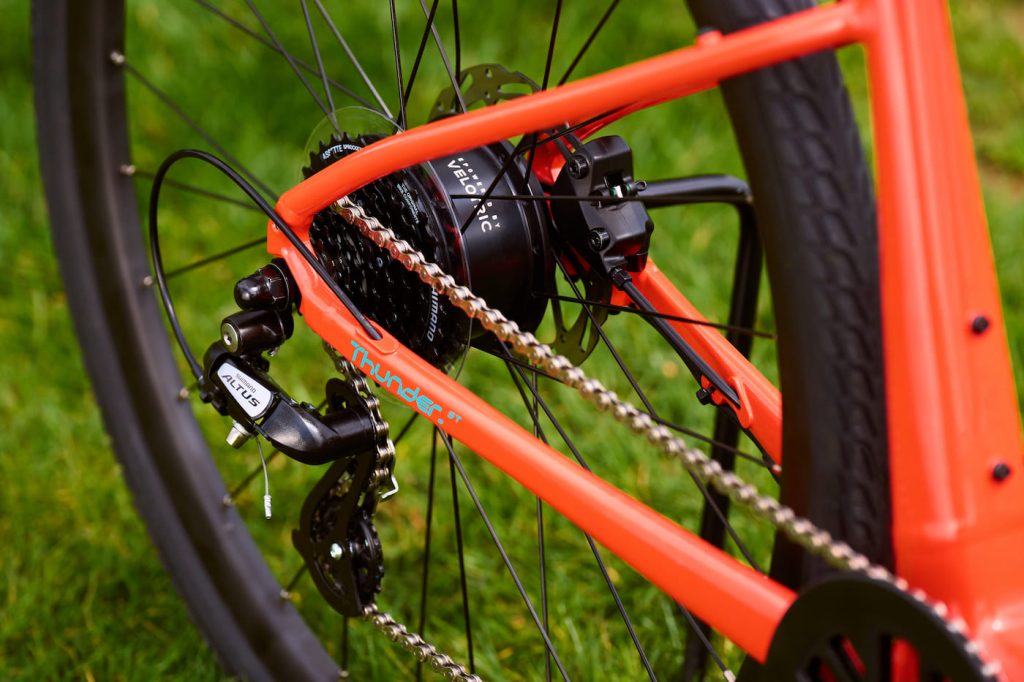 Velotric Thunder 1 lancé en tant que vélos électriques urbains rapides et légers avec capteurs de couple et Apple Find My 8 tonnerre vélotrique 1