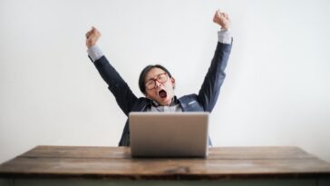 Les employés de la technologie disent qu'ils étaient payés pour ne rien faire de la journée 21 Tech employees say they were being paid to do nothing all day