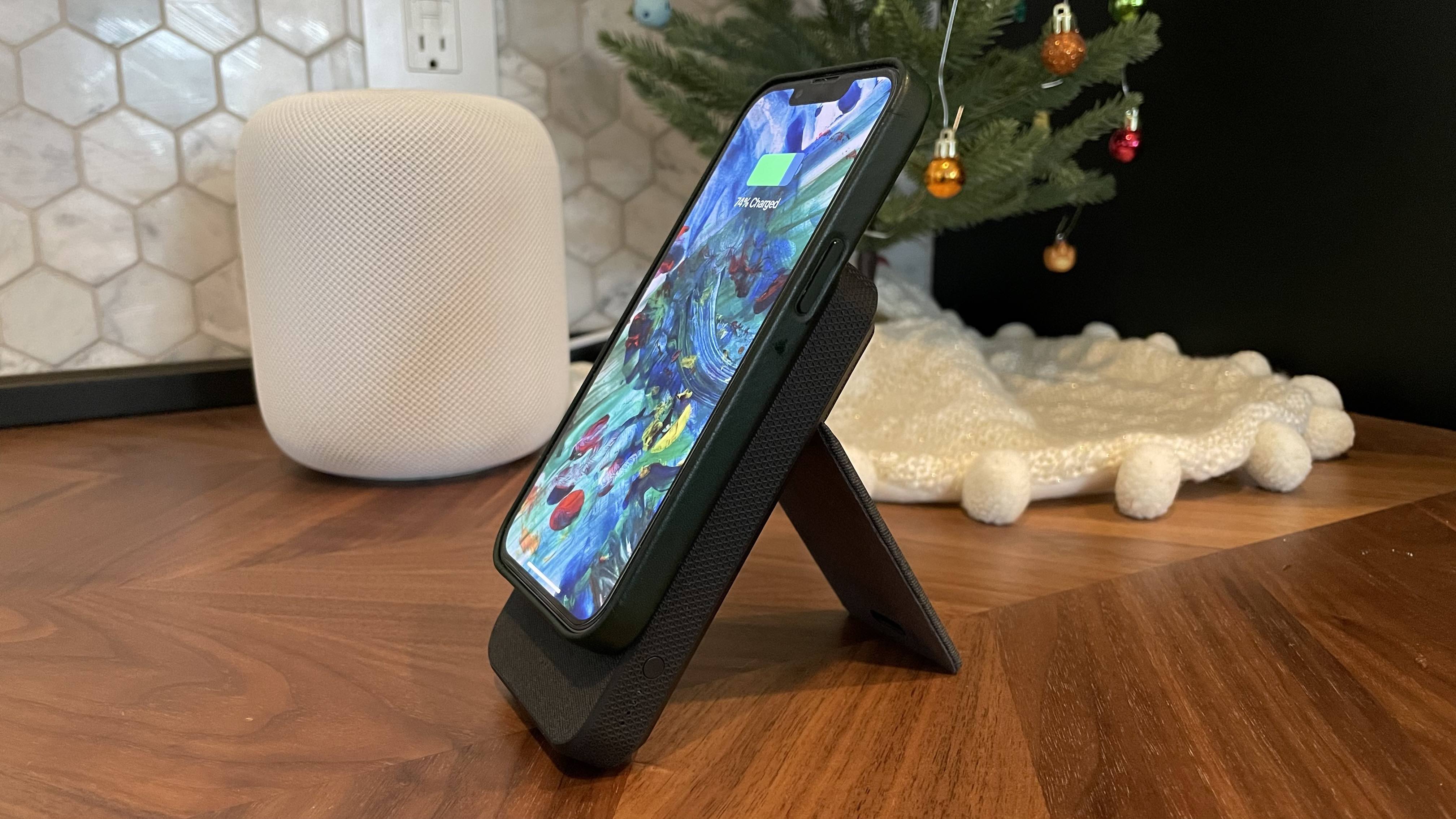 7 meilleurs accessoires de voyage pour iPhone, iPad, Apple Watch et Mac 8 accessoires de voyage pour iPhone - mophie power station stand