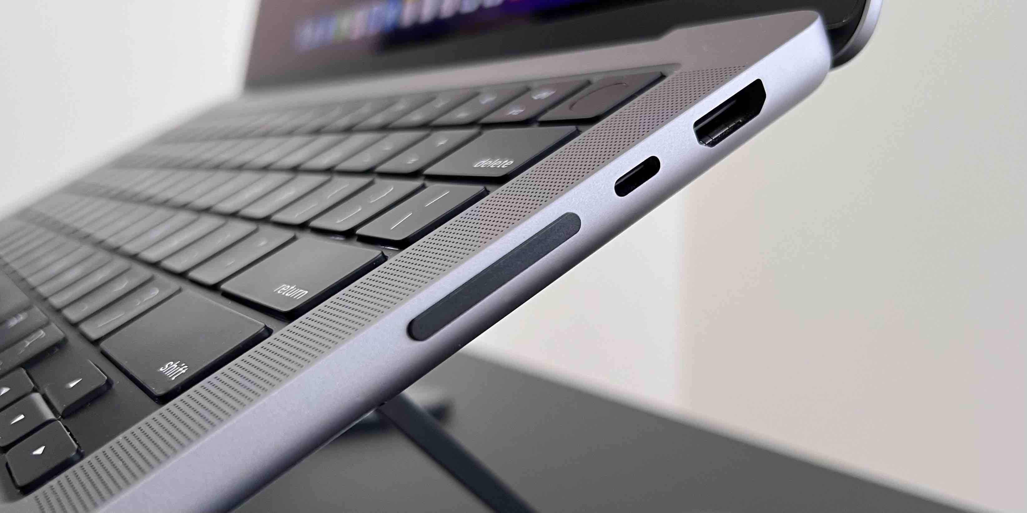 7 meilleurs accessoires de voyage pour iPhone, iPad, Apple Watch et Mac 12 Examen de la carte SD affleurante du MacBook Pro