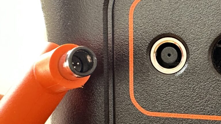 Types de connecteurs solaires : voici comment votre panneau solaire s'adapte à chaque centrale électrique 3 Connecteur DC7909 (Photo : Charles A)