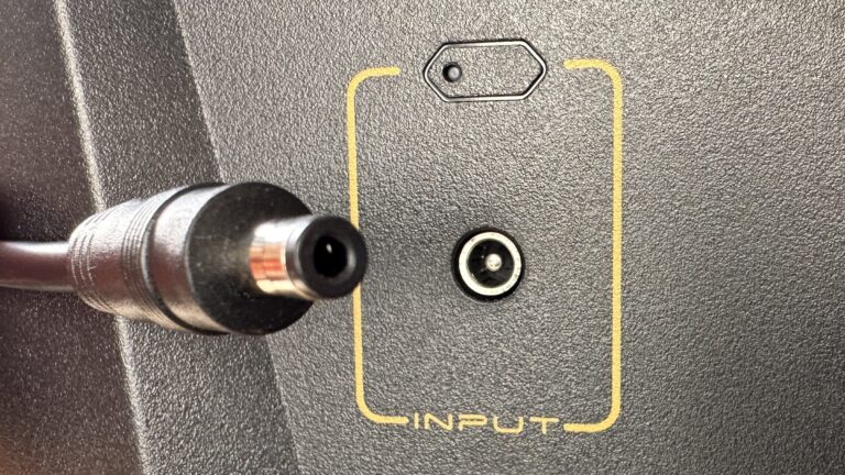 Types de connecteurs solaires : voici comment votre panneau solaire s'adapte à chaque centrale électrique 4 Connecteur DC5525. (Photo : Charles A)