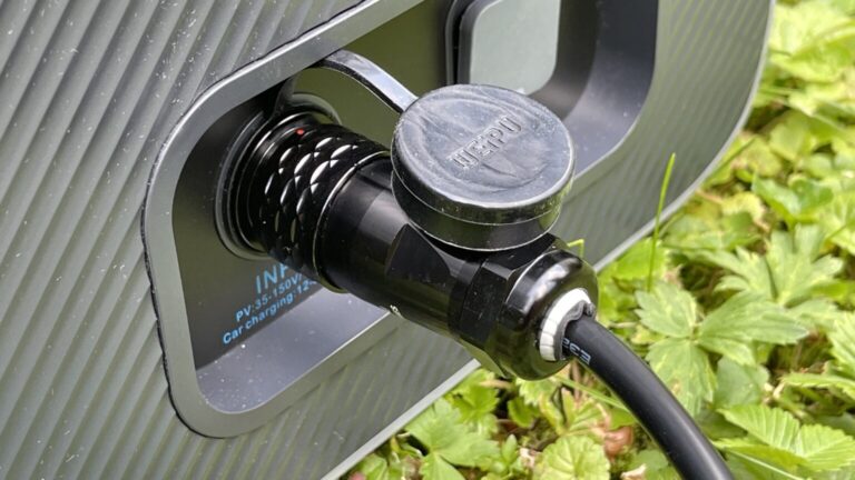 Types de connecteurs solaires : voici comment votre panneau solaire s'adapte à chaque centrale électrique 10 Bluetti cuisine sa propre soupe avec le connecteur type "Aviation". (Photo : Charles A)