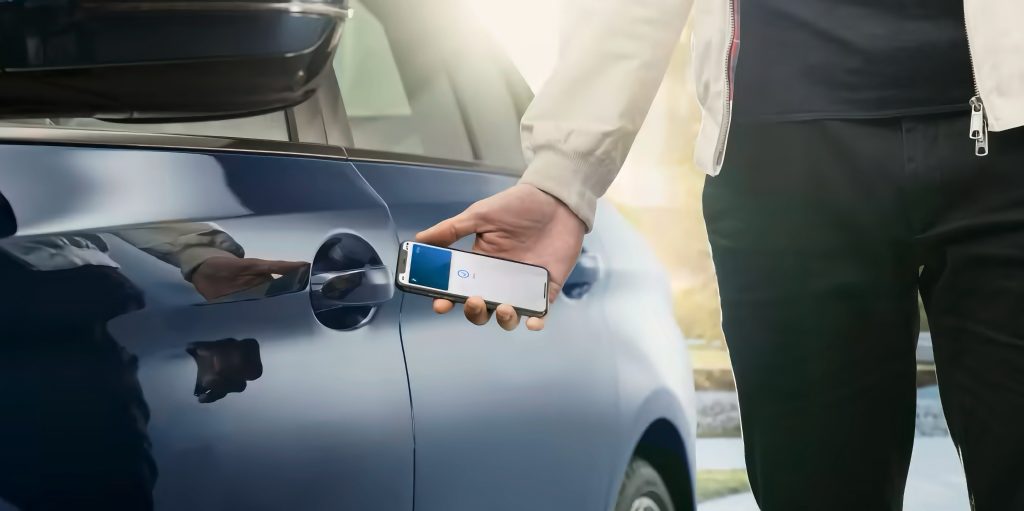 Apple réagit après que GM se soit joint à Tesla et Rivian pour abandonner le support CarPlay 2 La version bêta d'iOS 16.4 fait allusion à la fonction de clé de voiture qui supprimera la prise en charge NFC à l'avenir
