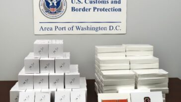 Des responsables américains saisissent une cargaison de plus de 1 000 paires de faux AirPods et Apple Watch Ultra. 9 Des responsables américains saisissent une cargaison de plus de 1 000 paires de faux AirPods et Apple Watch Ultra.