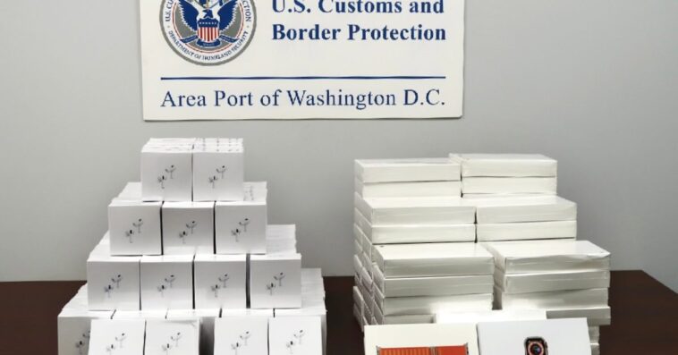 Des responsables américains saisissent une cargaison de plus de 1 000 paires de faux AirPods et Apple Watch Ultra. 1 Des responsables américains saisissent une cargaison de plus de 1 000 paires de faux AirPods et Apple Watch Ultra.