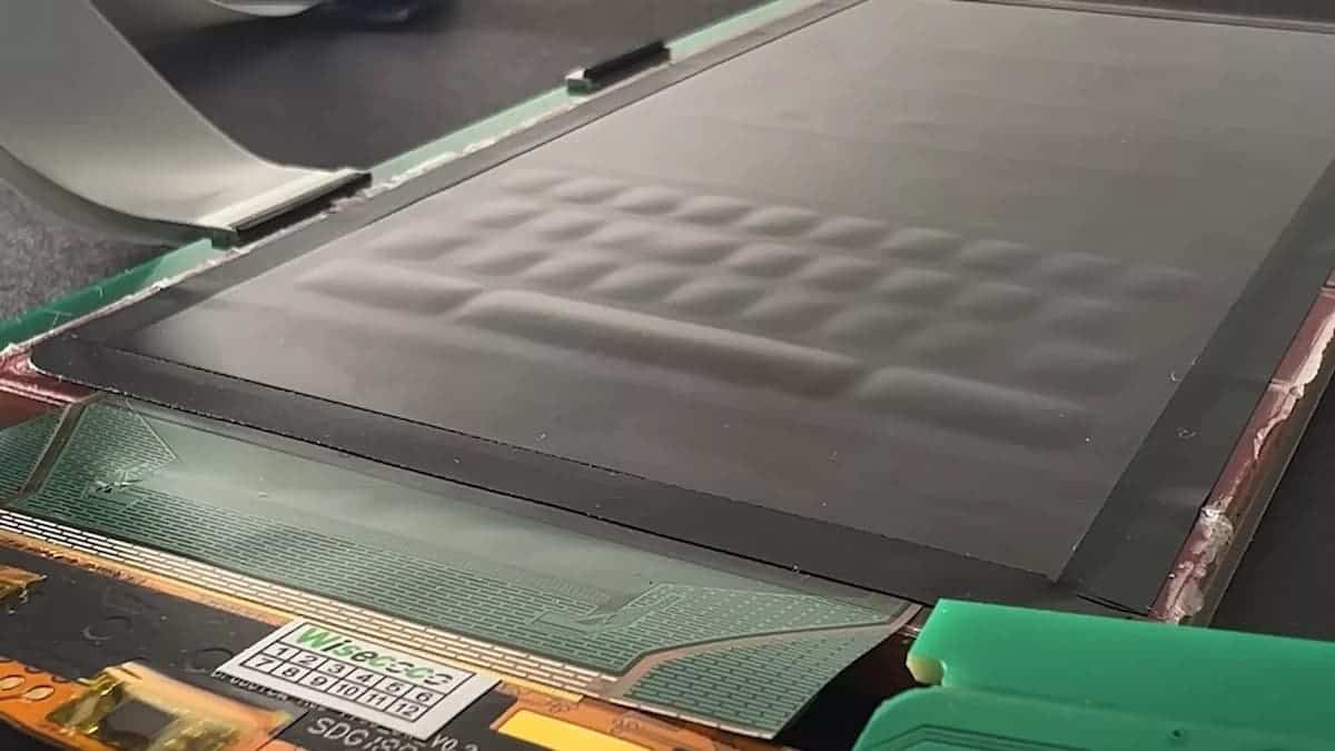 Inflatable keyboard buttons on the OLED screen