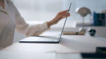 Ordinateur portable SuperSlim Gram de LG : conception ultra-mince, écran OLED époustouflant 26 LG SuperSlim Gram
