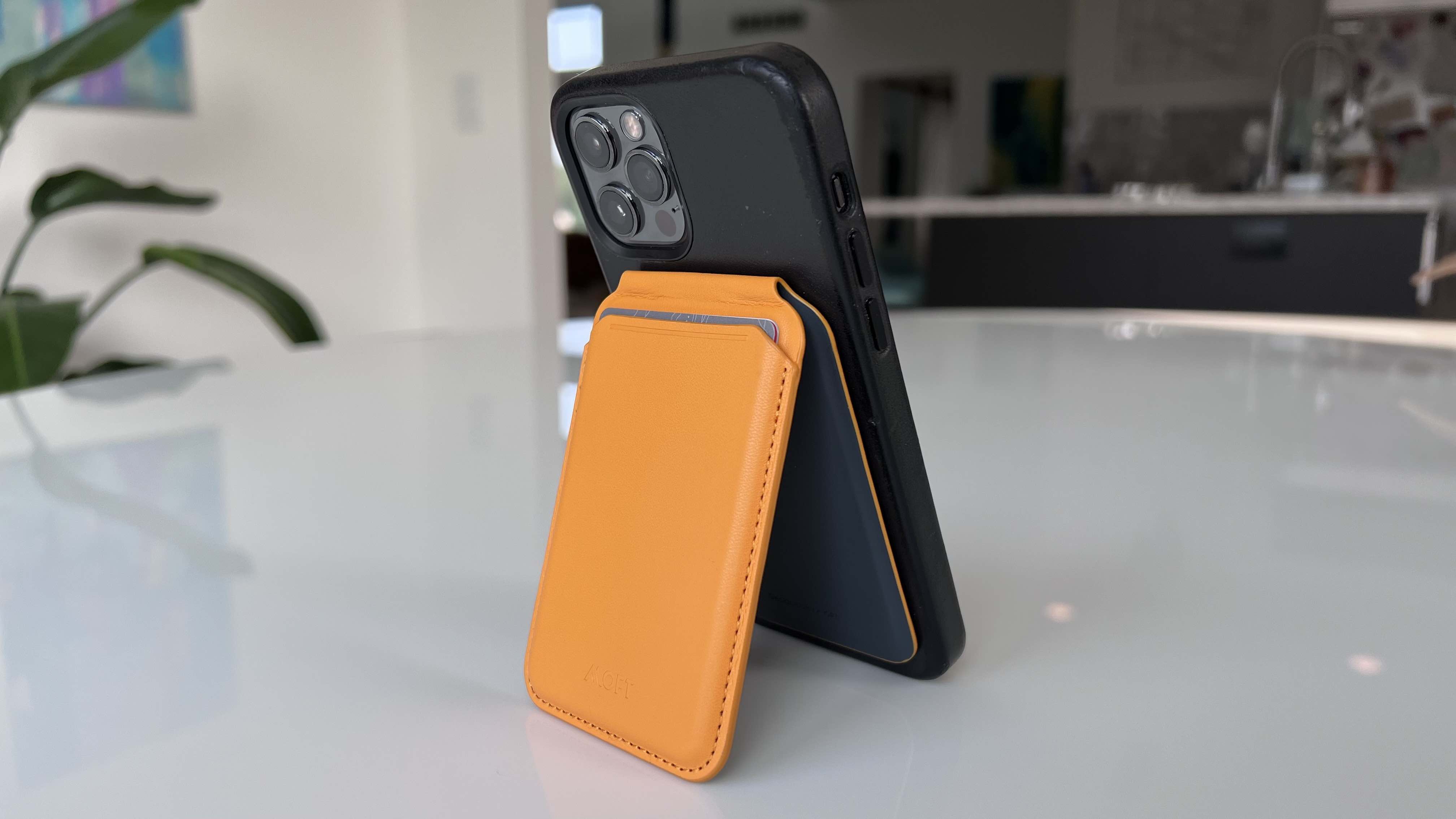 7 meilleurs accessoires de voyage pour iPhone, iPad, Apple Watch et Mac 5 Meilleurs accessoires de voyage pour iPhone Moft Flash